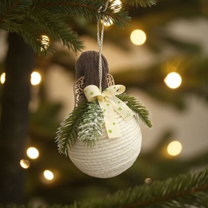 Makramé angyal karácsonyfadísz  fenyővel, fa szárnyakkal és ünnepi masnival - karácsony - karácsonyi lakásdekoráció - karácsonyfadíszek - Meska.hu