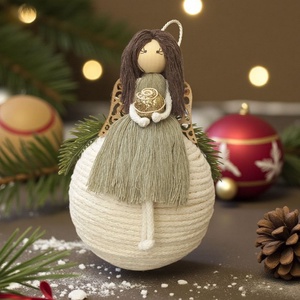 Makramé angyal karácsonyfadísz  fenyővel, fa szárnyakkal és ünnepi masnival - karácsony - karácsonyi lakásdekoráció - karácsonyfadíszek - Meska.hu