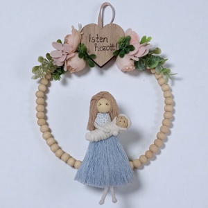 Makramé babaváró ajándék  személyre szabható figura babával, Isten hozott felirattal, barack virágokkal díszítve - Meska.hu