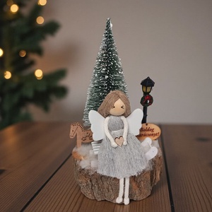 Makramé angyalka szánkón  karácsonyi asztaldísz fa korongon - karácsony - karácsonyi lakásdekoráció - ünnepi asztaldekoráció - Meska.hu