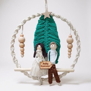 Személyre szabható makramé pár  karácsonyi ajándék fenyőfával és Boldog Karácsonyt táblácskával - karácsony - karácsonyi lakásdekoráció - karácsonyi lakásdíszek - Meska.hu Személyre szabható makramé pár  karácsonyi ajándék fenyőfával és Boldog Karácsonyt táblácskával - karácsony - karácsonyi lakásdekoráció - karácsonyi lakásdíszek - Meska.hu