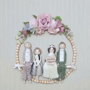 Szülőköszöntő falidísz esküvőre  személyre szabott makramé figurák fagyöngy karikán, virágdíszítéssel - esküvő - emlék & ajándék - szülőköszöntő ajándék - Meska.hu