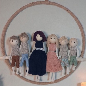 Karácsonyi ajándék  személyre szabott makramé családi portré karikán (25 cm) - karácsony - karácsonyi lakásdekoráció - karácsonyi lakásdíszek - Meska.hu