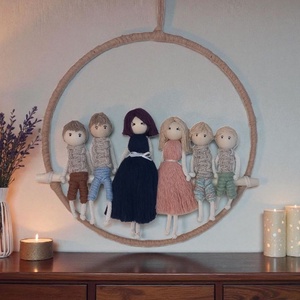 Karácsonyi ajándék  személyre szabott makramé családi portré karikán (25 cm) - karácsony - karácsonyi lakásdekoráció - karácsonyi lakásdíszek - Meska.hu