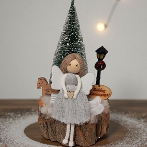 Makramé angyalka szánkón  karácsonyi asztaldísz fa korongon - karácsony - karácsonyi lakásdekoráció - ünnepi asztaldekoráció - Meska.hu