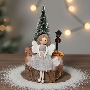 Makramé angyalka szánkón  karácsonyi asztaldísz fa korongon - karácsony - karácsonyi lakásdekoráció - ünnepi asztaldekoráció - Meska.hu