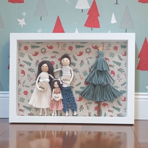 Karácsonyi ajándék: személyre szabott makramé családi portré fehér keretben (21x30 cm) - karácsony - karácsonyi lakásdekoráció - karácsonyi lakásdíszek - Meska.hu