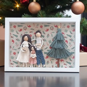 Karácsonyi ajándék: személyre szabott makramé családi portré fehér keretben (21x30 cm) - Meska.hu