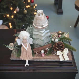 Kültéri karácsonyi asztaldísz - makramé angyallal, mécsessel és természetes színekben, arany csillogással - karácsony - karácsonyi kültéri dekoráció - Meska.hu