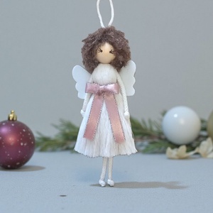 Makramé angyal karácsonyfadísz  kócos hajjal, elegáns masnival és filc szárnnyal - karácsony - karácsonyi lakásdekoráció - karácsonyfadíszek - Meska.hu