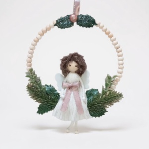 Karácsonyi ajtódísz / falidísz � kócos hajú, masnis makramé angyal fagyöngy karikán, csillogó zöld dekorral - karácsony - karácsonyi lakásdekoráció - karácsonyi lakásdíszek - Meska.hu