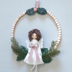 Karácsonyi ajtódísz / falidísz � kócos hajú, masnis makramé angyal fagyöngy karikán, csillogó zöld dekorral - karácsony - karácsonyi lakásdekoráció - karácsonyi lakásdíszek - Meska.hu