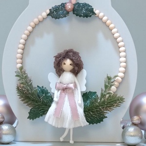 Karácsonyi ajtódísz / falidísz  kócos hajú, masnis makramé angyal fagyöngy karikán, csillogó zöld dekorral - Meska.hu