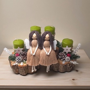 Különleges adventi koszorú fakorong alapon  zöld gyertyákkal, piros-fehér díszekkel és makramé angyalkával - karácsony - adventi díszek - adventi asztaldísz - Meska.hu