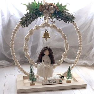 Egyedi karácsonyi asztaldísz makramé babával  fehér-arany ünnepi hangulatban - karácsony - adventi díszek - adventi asztaldísz - Meska.hu