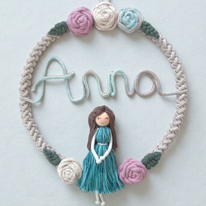 Makramé névtábla gyerekszobába  virágos karika névvel + makramé babával - otthon & életmód - dekoráció - fali és függő dekoráció - falra akasztható dekor - Meska.hu