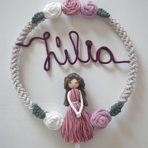 Makramé névtábla gyerekszobába  virágos karika névvel + makramé babával - otthon & életmód - dekoráció - fali és függő dekoráció - falra akasztható dekor - Meska.hu
