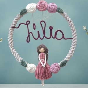 Makramé névtábla gyerekszobába  virágos karika névvel + makramé babával - otthon & életmód - dekoráció - fali és függő dekoráció - falra akasztható dekor - Meska.hu