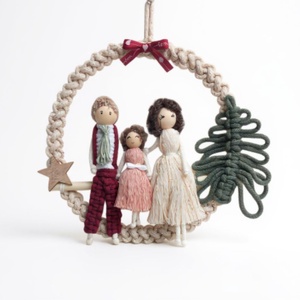 Makramé karácsonyi családi falidísz  egyedi, személyre szabott ajándék - Meska.hu