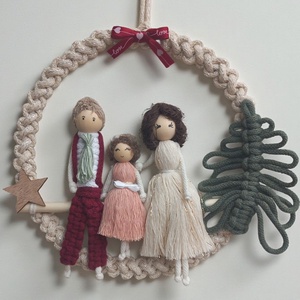 Makramé karácsonyi családi falidísz  egyedi, személyre szabott ajándék - karácsony - karácsonyi lakásdekoráció - karácsonyi lakásdíszek - Meska.hu