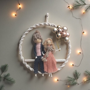 Személyre szabott karácsonyi makramé ajtó- és falidísz  téli ruhás fiú-lány, csillogó gömbökkel - karácsony - karácsonyi lakásdekoráció - karácsonyi lakásdíszek - Meska.hu