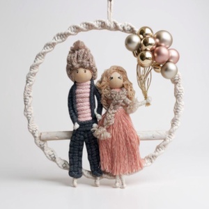 Személyre szabott karácsonyi makramé ajtó- és falidísz  téli ruhás fiú-lány, csillogó gömbökkel - karácsony - karácsonyi lakásdekoráció - karácsonyi lakásdíszek - Meska.hu