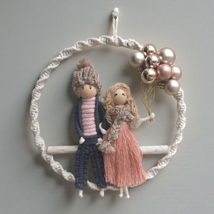 Személyre szabott karácsonyi makramé ajtó- és falidísz  téli ruhás fiú-lány, csillogó gömbökkel - karácsony - karácsonyi lakásdekoráció - karácsonyi lakásdíszek - Meska.hu