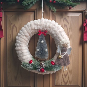 Karácsonyi ajtódísz / kopogtató kócos makramé angyalkával és ezüst fenyőfával - karácsony - karácsonyi lakásdekoráció - karácsonyi ajtódíszek - Meska.hu