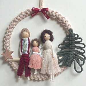 Makramé karácsonyi családi falidísz  egyedi, személyre szabott ajándék, Karácsony, Karácsonyi lakásdekoráció, Karácsonyi lakásdíszek, Baba-és bábkészítés, Csomózás, MESKA