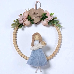 Makramé babaváró ajándék � személyre szabható figura babával, Isten hozott felirattal, barack virágokkal díszítve - baba - mama - babaszoba-dekoráció - babaszoba dekoráció - Meska.hu