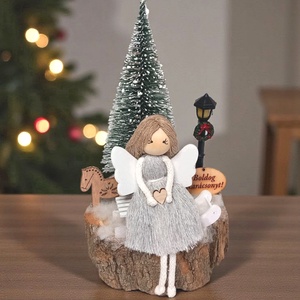 Makramé angyalka szánkón � karácsonyi asztaldísz fa korongon, Karácsony, Karácsonyi lakásdekoráció, Ünnepi asztaldekoráció, Baba-és bábkészítés, Virágkötés, MESKA