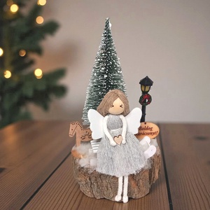 Makramé angyalka szánkón � karácsonyi asztaldísz fa korongon - karácsony - karácsonyi lakásdekoráció - ünnepi asztaldekoráció - Meska.hu