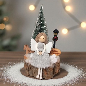 Makramé angyalka szánkón � karácsonyi asztaldísz fa korongon - karácsony - karácsonyi lakásdekoráció - ünnepi asztaldekoráció - Meska.hu