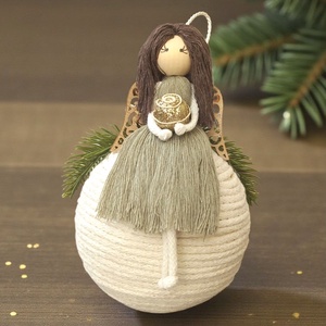 Makramé angyal karácsonyfadísz � fenyővel, fa szárnyakkal és ünnepi masnival - karácsony - karácsonyi lakásdekoráció - karácsonyfadíszek - Meska.hu