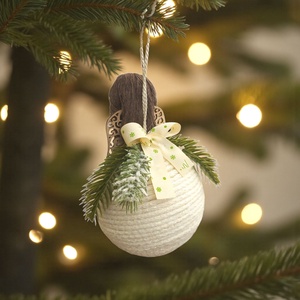 Makramé angyal karácsonyfadísz � fenyővel, fa szárnyakkal és ünnepi masnival - karácsony - karácsonyi lakásdekoráció - karácsonyfadíszek - Meska.hu