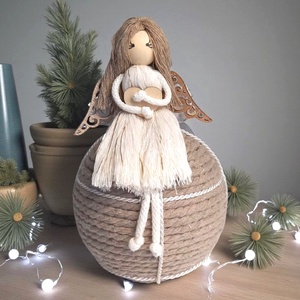 Makramé angyal karácsonyfadísz natúr színekben � fa szárnnyal és ünnepi csillogással - karácsony - karácsonyi lakásdekoráció - karácsonyfadíszek - Meska.hu