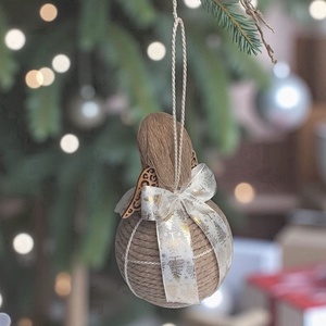 Makramé angyal karácsonyfadísz natúr színekben � fa szárnnyal és ünnepi csillogással - karácsony - karácsonyi lakásdekoráció - karácsonyfadíszek - Meska.hu