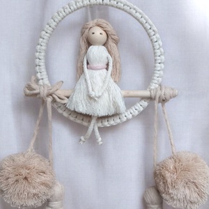 Natúr makramé falidísz ekrü és bézs színekben � makramé baba karikán, bojtokkal és pompommal - otthon & életmód - dekoráció - fali és függő dekoráció - falra akasztható dekor - Meska.hu