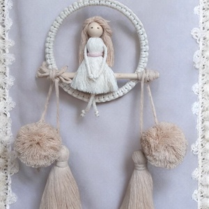 Natúr makramé falidísz ekrü és bézs színekben � makramé baba karikán, bojtokkal és pompommal - otthon & életmód - dekoráció - fali és függő dekoráció - falra akasztható dekor - Meska.hu