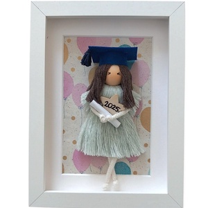 Ballagási ajándék - Személyre szabható makramé baba lufis háttérrel - Meska.hu