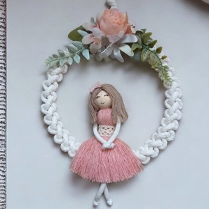 Tavaszváró falidísz- Makramé baba virággal - otthon & életmód - dekoráció - fali és függő dekoráció - falra akasztható dekor - Meska.hu