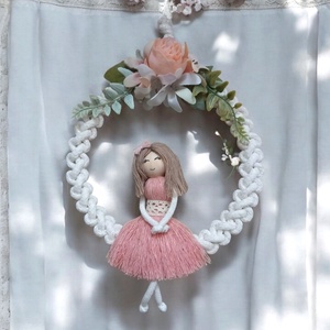 Tavaszváró falidísz- Makramé baba virággal - otthon & életmód - dekoráció - fali és függő dekoráció - falra akasztható dekor - Meska.hu