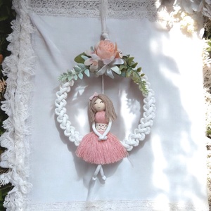 Tavaszváró falidísz- Makramé baba virággal - otthon & életmód - dekoráció - fali és függő dekoráció - falra akasztható dekor - Meska.hu