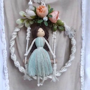 Tavaszváró makramé baba falidísz - otthon & életmód - dekoráció - fali és függő dekoráció - falra akasztható dekor - Meska.hu