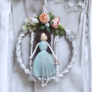 Tavaszváró makramé baba falidísz - otthon & életmód - dekoráció - fali és függő dekoráció - falra akasztható dekor - Meska.hu