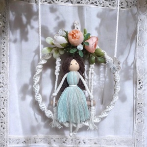 Tavaszváró makramé baba falidísz - otthon & életmód - dekoráció - fali és függő dekoráció - falra akasztható dekor - Meska.hu