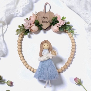 Makramé babaváró ajándék � személyre szabható figura babával, Isten hozott felirattal, barack virágokkal díszítve - baba - mama - babaszoba dekoráció - Meska.hu