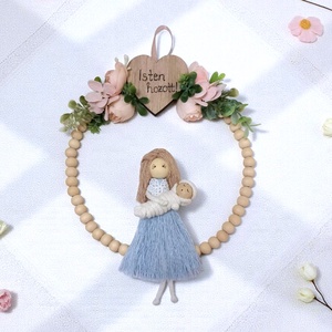 Makramé babaváró ajándék � személyre szabható figura babával, Isten hozott felirattal, barack virágokkal díszítve - baba - mama - babaszoba dekoráció - Meska.hu