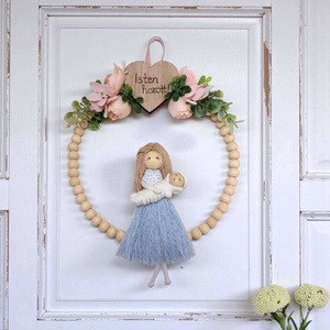 Makramé babaváró ajándék � személyre szabható figura babával, Isten hozott felirattal, barack virágokkal díszítve - baba - mama - babaszoba dekoráció - Meska.hu
