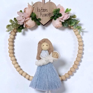 Makramé babaváró ajándék � személyre szabható figura babával, Isten hozott felirattal, barack virágokkal díszítve, Baba - mama, Babaszoba dekoráció, Baba-és bábkészítés, Virágkötés, MESKA